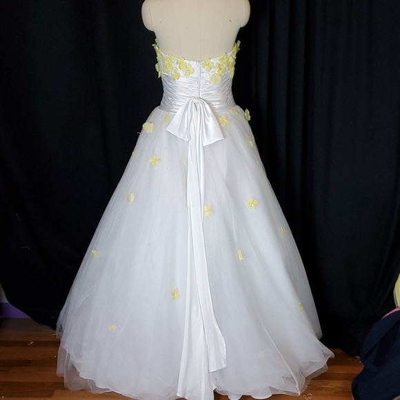 White ballgown style tulle prom dress, 4, yellow - Picture 5 of 9